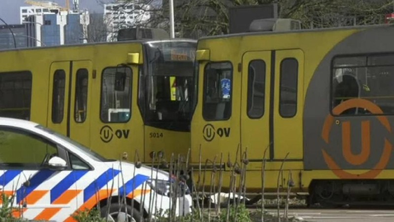 Belum ada pernyataan resmi, pemerintah Belanda menduga satu orang setidaknya tewas