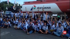 VIDEO: Truk Tangki Pertamina Dibajak Buat Demo Depan Istana