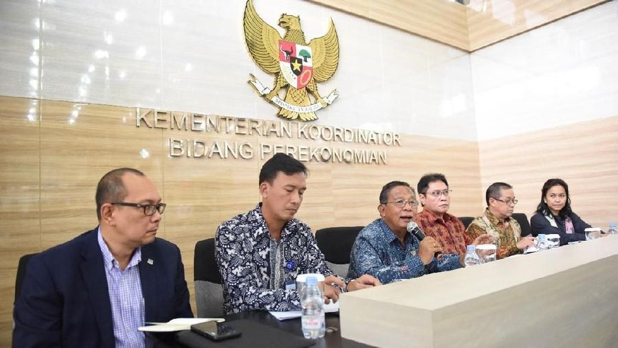 Menko Perekonomian memimpin rapat koordinasi terkait paket kebijakan ekonomi di kantor Kemenko Perekonomian, Jakarta, Senin (15/7/2019) malam.