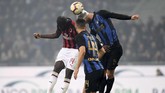 AC Milan kemudian merespons lewat gol sundulan Tiemoue Bakayoko pada menit ke-57 menerima umpan tendangan bebas Hakan Calhanoglu. (REUTERS/Daniele Mascolo)