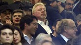 Legenda tenis asal Jerman Boris Becker menjadi salah satu tenar yang hadir di Stadion San Siro untuk menyaksikan derby AC Milan vs Inter Milan. (REUTERS/Daniele Mascolo)