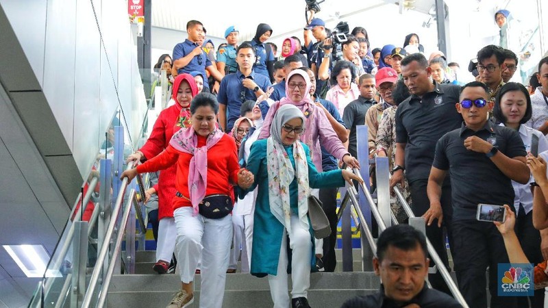 Iriana Jokowi dan Mufidah Jusuf Kalla didampingi Menteri Perhubungan Budi Karya Sumadi mencoba moda raya terpadu (MRT) Jakarta.