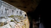 Dalam film, bentuk visual candi ini sedikit dirombak oleh tim, namun tampilan Ta Phrom tetap dibiarkan seperti adanya. (REUTERS/Samrang Pring)