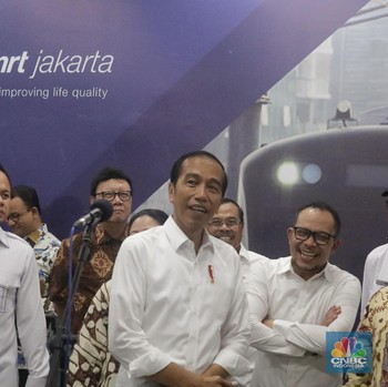 Simak Gaya Jokowi Saat Jajal MRT Jakarta