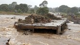 Badai tropis Idai juga menerjang Zimbabwe, dan membuat infrastruktur di Kota Chimanimani rusak. (REUTERS/Philimon Bulawayo)
