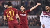 Manchester United sedang berupaya mendapatkan bek asal Yunani, Kostas Manolas (tengah), dari AS Roma. Man United bisa mendapatkan Manolas dengan harga cukup murah, yakni £30,8 juta. (Alberto PIZZOLI / AFP)