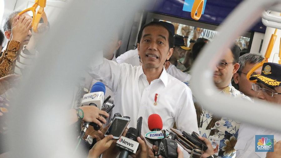Presiden Joko Widodo (Jokowi) beserta sejumlah menteri Kabinet Kerja menjajal kereta Moda Raya Terpadu (MRT).