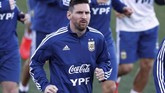 Timnas Argentina akan menghadapi dua laga uji coba, yakni melawan Venezuela dan Maroko. Namun, belum bisa dipastikan apakah Messi juga akan terlibat pada laga melawan Maroko. (REUTERS/Juan Medina)