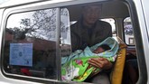 Santoso menunjukan banyinya yang lahir pada Sabtu (16/3) saat peristiwa banjir bandang terjadi di Puskesmas Sentani, Sentani, Jaya Pura, Papua, Senin (18/3/2019). ANTARA FOTO/Zabur Karuru
