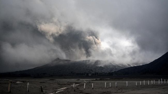 Gunung Bromo Erupsi Aktivitas Wisata Masih Berjalan Normal