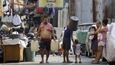 Warga terpaksa mengantre karena tangki air di rumah mereka kering hingga 20 jam setiap harinya karena kekurangan hujan dan kelemahan infrastruktur. (AP Photo/Aaron Favila)