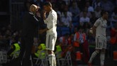Bek asal Prancis Raphael Varane diklaim ingin meninggalkan Real Madrid demi mendapat tantangan baru. Manchester United, Liverpool, dan Bayern Munchen dikabarkan menjadi opsi klub baru Varane. (GABRIEL BOUYS / AFP)