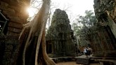 Ketika Angkor ditemukan kembali di awal abad ke-20 oleh para arkeolog Prancis, semua kuil telah dirambati tanaman. (REUTERS/Samrang Pring)