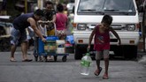 Begitu banyak warga membutuhkan air tambahan, galon dan ember di berbagai supermarket laris terjual. (AFP Photo/Noel Celis)