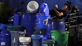 Kekurangan air ini mulai melanda sejak pekan lalu. Sejumlah rumah di timur Manila bahkan sama sekali tak mendapatkan aliran air. (AP Photo/Aaron Favila)