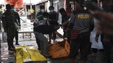 Banjir di Sentani ini diduga terjadi karena pemabalakan liar hutan yang menyebabkan daerah resapan menjadi gundul. ANTARA FOTO/Zabur Karuru
