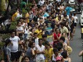 FOTO: Jutaan Warga Filipina Antre Berjam-jam Demi Air Bersih