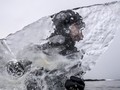 FOTO: Surfing dengan Bongkahan Es