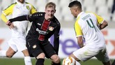 Gelandang Bayer Leverkusen Julian Brandt (kiri) dikabarkan Kicker masuk radar Real Madrid. Brandt memastikan hingga kini belum ada tawaran resmi dari Madrid. Pemain 22 tahun itu diklaim bisa bergabung dengan Madrid jika Leverkusen gagal ke Liga Champions musim depan. (AFP)