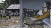 Polisi K9 mencari korban banjir bandang di reruntuhan bangunan di Kali Pos Tujuh, Sentani, Jaya Pura, Papua. Sebanyak 1.613 personel dari Tim SAR gabungan untuk menangani pascabanjir Sentani. ANTARA FOTO/Zabur Karuru