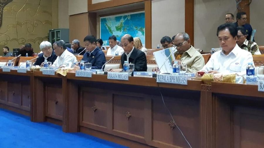 Beda nasib dengan revisi UU KPK yang siap jalan pembahasannya, revisi UU Minerba macet dan tarik ulur selama 10 tahun. 