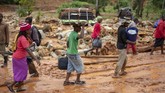 Sejumlah guru, staf sekolah, serta 200 pelajar di Chimanimani sempat terjebak akibat tanah longsor disebabkan Badai Idai. (Photo by Zinyange AUNTONY / AFP)