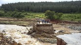 Karena akses jalan terputus akibat Badai Idai, sejumlah warga Zimbabwe terisolir. (Photo by Zinyange AUNTONY / AFP)