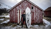 Peselancar dan pembuat film Wegge (33) merencanakan konsep papan surfing es ini sejak sembilan bulan yang lalu. (Olivier MORIN / AFP)