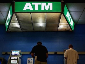 Bank-bank di RI Mulai Kurangi Mesin ATM, Ini Dia Penyebabnya!