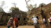 Dalam beberapa tahun terakhir, popularitas Ta Phrom meningkat pesat dengan kedatangan para turis. (REUTERS/Samrang Pring)