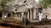 Candi Ta Phrom dibangun di puncak Kekaisaran Khmer oleh Jayavarman VII sebagai biara Buddha dan pusat pembelajaran. (REUTERS/Samrang Pring)