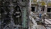Tak seperti candi-candi lain di Angkor, yang satu ini tak dipugar sama sekali. (REUTERS/Samrang Pring)