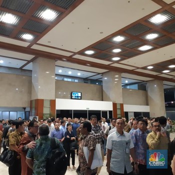 Malam-malam, DPR Digeruduk Ratusan Pengusaha Tambang