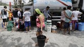 Ketidaksiapan pemerintah dan perawatan pipa air yang kurang juga memperparah kondisi kekeringan di Filipina. (AP Photo/Aaron Favila)