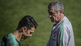 Pelatih timnas Portugal Fernando Santos memantau latihan Cristiano Ronaldo dan kawan-kawan. Portugal dijadwalkan menghadapi Ukraina pada laga Grup B Kualifikasi Piala Eropa 2020. (PATRICIA DE MELO MOREIRA / AFP)