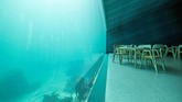 Ruang makan besar terletak di bawah dengan kapasitas 40 tamu. Ruangan itu dikelilingi oleh jendela raksasa yang memperlihatkan keindahan bawah laut. (NTB Scanpix/Tor Erik Schroder via REUTERS)