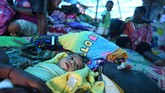 Para pengungsi terutama anak-anak dalam kondisi memprihatinkan. Mereka tinggal di tenda-tenda darurat di Bukit Harapan, Sentani, Jaya Pura, Papua. (ANTARA FOTO/Zabur Karuru/aww)