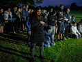 Warga Kawal Salat Umat Muslim di Depan Masjid Christchurch
