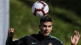 Penyerang timnas Portugal Andre Silva menyundul bola saat latihan. Portugal akan menjamu Ukraina di Stadion Da Luz, Lisbon, Jumat (22/3). (PATRICIA DE MELO MOREIRA / AFP)