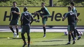 Cristiano Ronaldo (tengah) melakukan pemanasan bersama rekan setimnya di timnas Portugal. Ronaldo sebelumnya absen di enam laga timnas Portugal. (PATRICIA DE MELO MOREIRA / AFP)