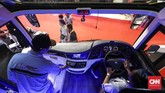 Pengunjung terlihat penasaran dengan teknologi bus yang ikut meramaikan Busworld Southeast Asia 2019. (CNNIndonesia/Safir Makki)