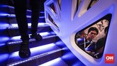 Pengunjung melihat bus saat pameran Busworld Southeast Asia di Kemayoran, Jakarta, Rabu, 20 Maret 2019. (CNNIndonesia/Safir Makki)