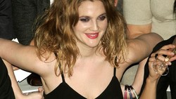 Drew Barrymore Kehilangan Semua di Usia 13 Tahun