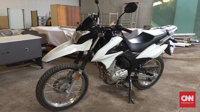 Suzuki DR 150 Tepergok Kamera di Jakarta