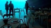 Lebih dari 7 ribu pelanggan bergabung di dalamnya untuk merasakan sensasi bersantap bertemankan ikan yang lalu lalang. (REUTERS/Lefteris Karagiannopoulos)