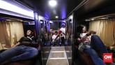 Pengunjung mencoba fasilitas yang ada di dalam bus saat pameran Busworld Southeast Asia di Kemayoran, Jakarta, Rabu, 20 Maret 2019. (CNNIndonesia/Safir Makki)