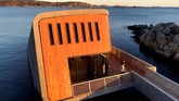 Terletak di ujung selatan Norwegia, restoran ini terlihat seperti tabung beton besar yang sebagiannya terendam di dalam laut. (REUTERS/Lefteris Karagiannopoulos)