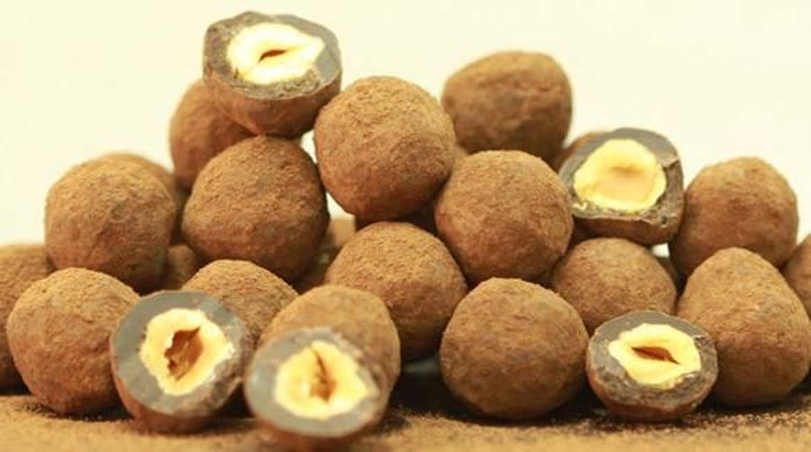 Saham emiten produsen cokelat, PT Wahana Interfood Nusantara Tbk (COCO), langsung melesat 24,76% pada perdagangan sesi I, Senin.