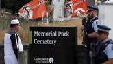 Proses pemakaman sebagian korban penembakan di Selandia Baru dilakukan di taman pemakaman Memorial di Kota Christchurch. (REUTERS/Jorge Silva)