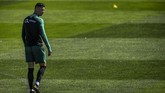 Cristiano Ronaldo menjalani latihan bersama timnas Portugal. Selecao das Quinas berstatus juara bertahan Piala Eropa. (PATRICIA DE MELO MOREIRA / AFP)